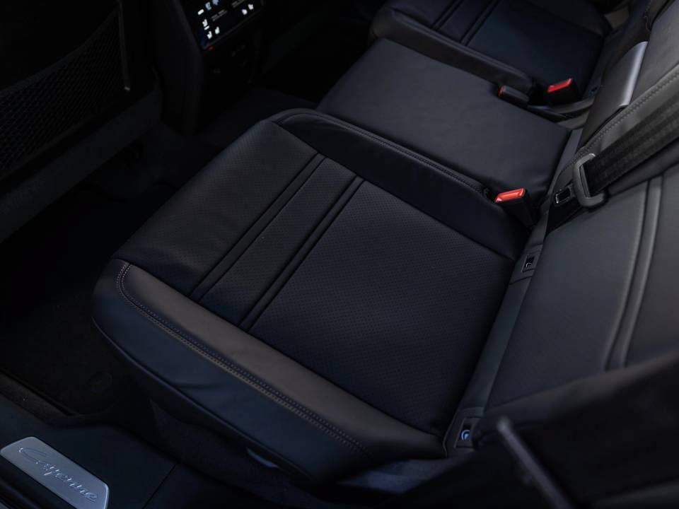 Certified 2026 Porsche Cayenne Coupe AWD/4WD image 37