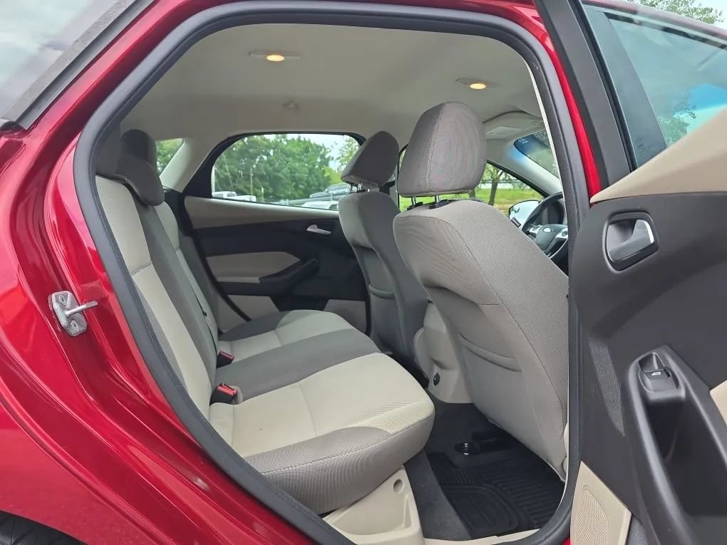Used 2014 Ford Focus SE w/ SE Winter Package FWD image 36