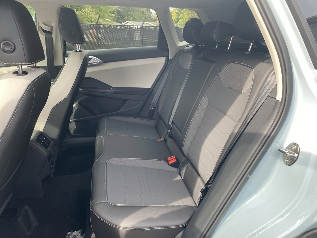 New 2025 Volkswagen Taos SE image 9