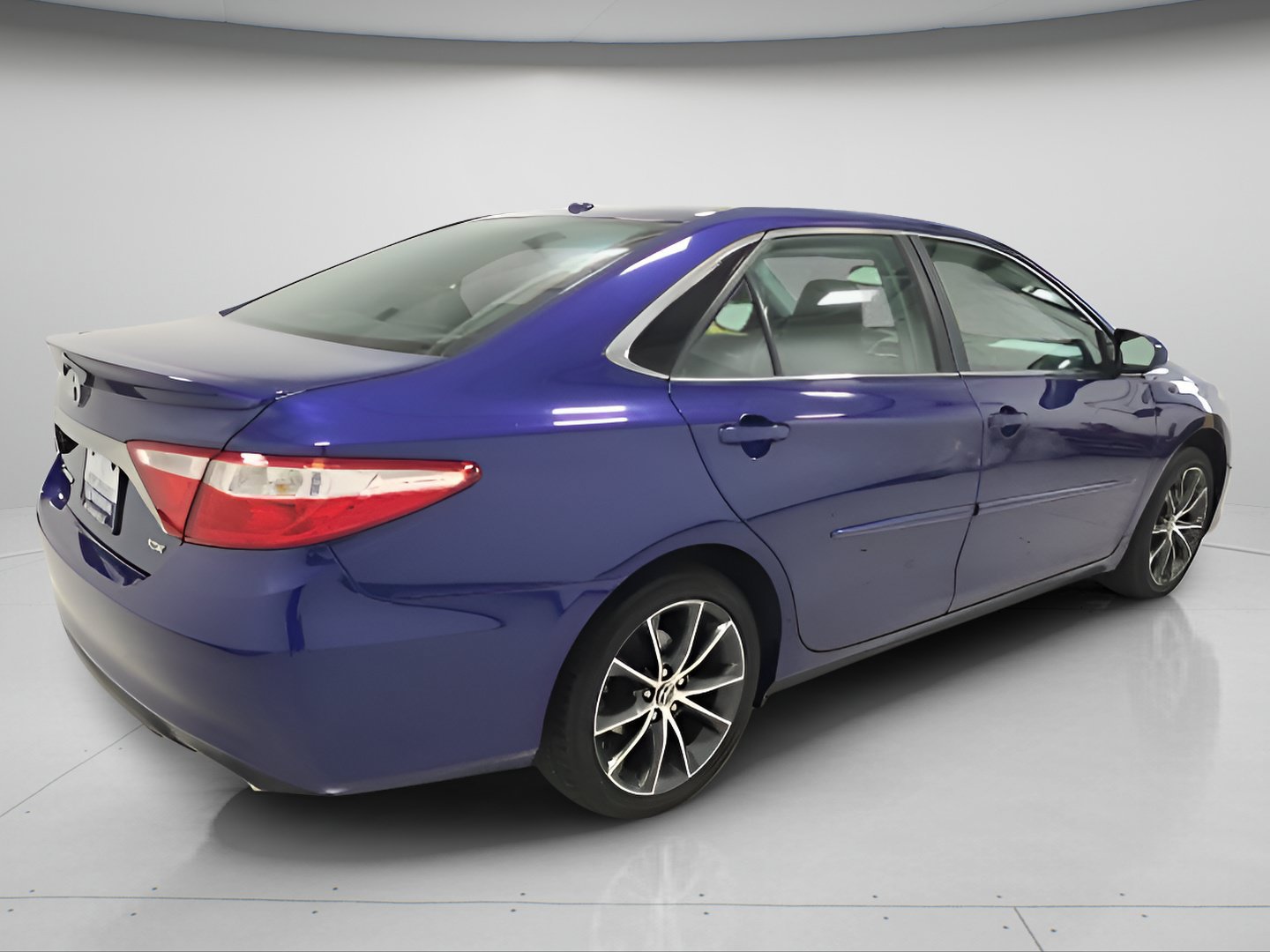 Used 2015 Toyota Camry XSE w/ Advanced Technology Package FWD image 6
