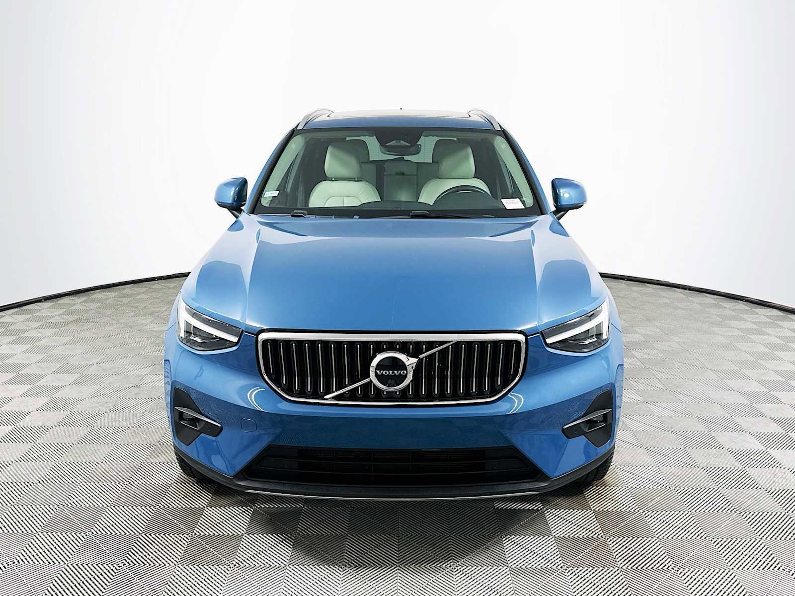 Used 2023 Volvo XC40 B5 Ultimate w/ Protection Package Premier image 2