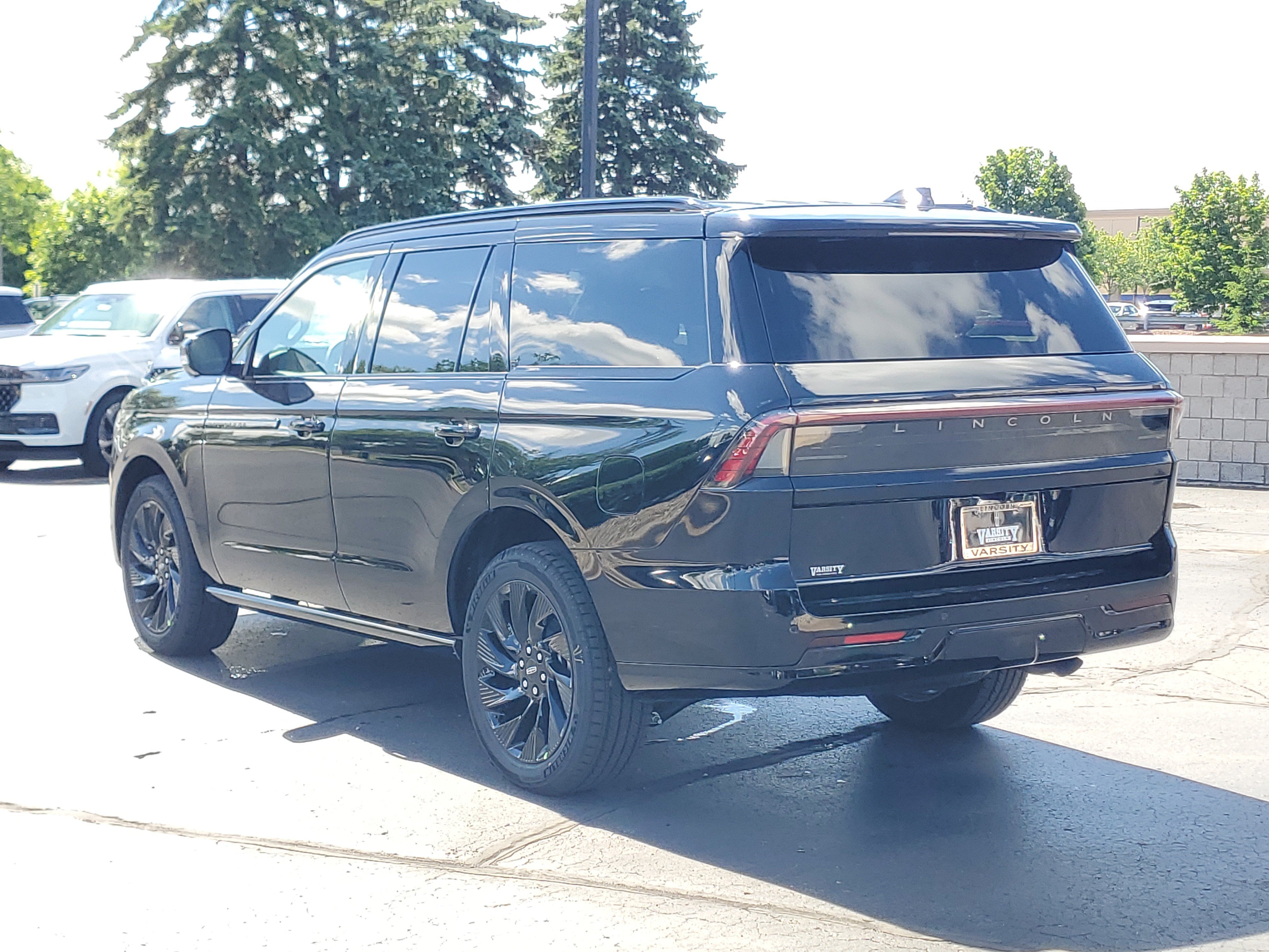 New 2026 Lincoln Navigator Reserve w/ Jet Appearance Package AWD/4WD image 3