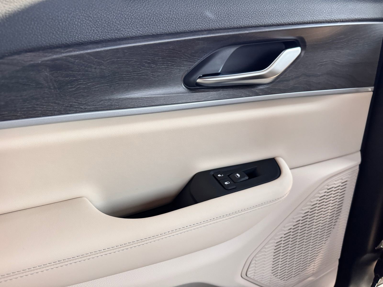 New 2025 Jeep Grand Cherokee Limited w/ Luxury Tech Group II image 28