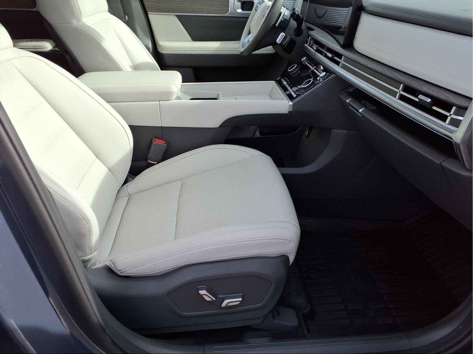 Used 2025 Hyundai Santa Fe Calligraphy image 28