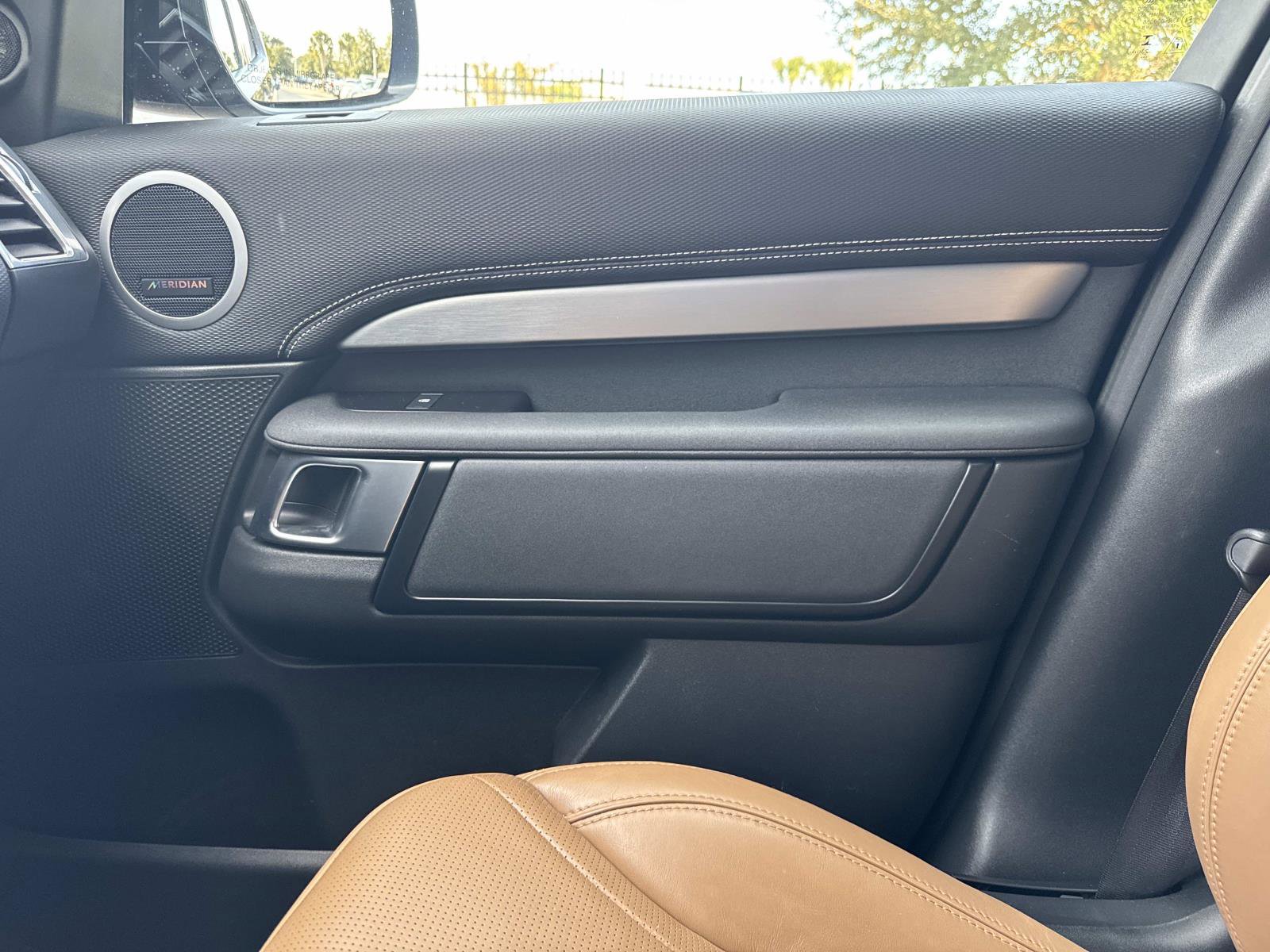 Used 2024 Land Rover Discovery Dynamic SE image 24