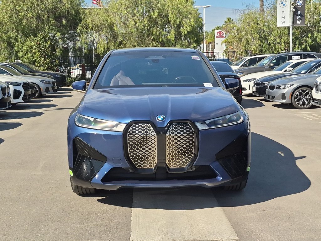 Used 2024 BMW iX xDrive50 w/ Sport Package AWD/4WD image 4