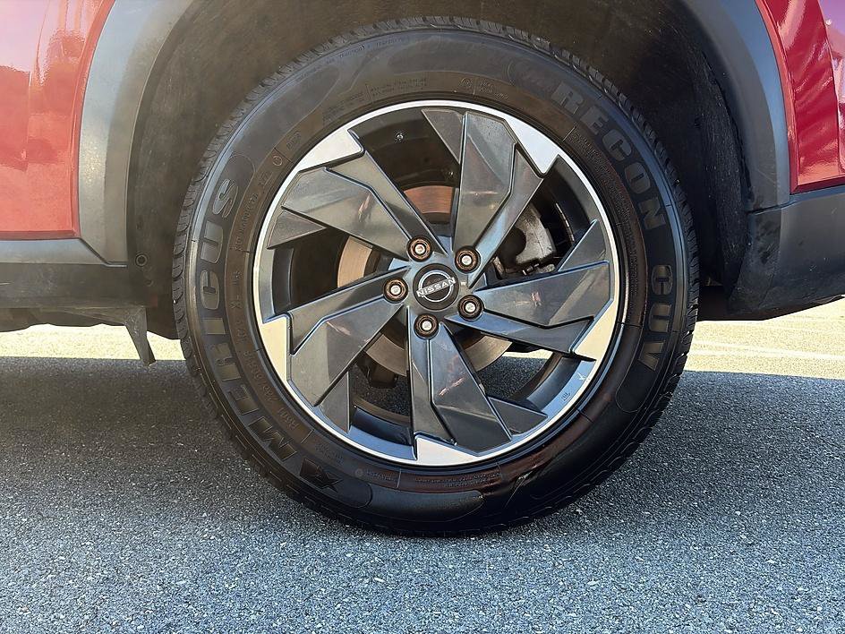 Certified 2025 Nissan Rogue SV AWD/4WD image 10