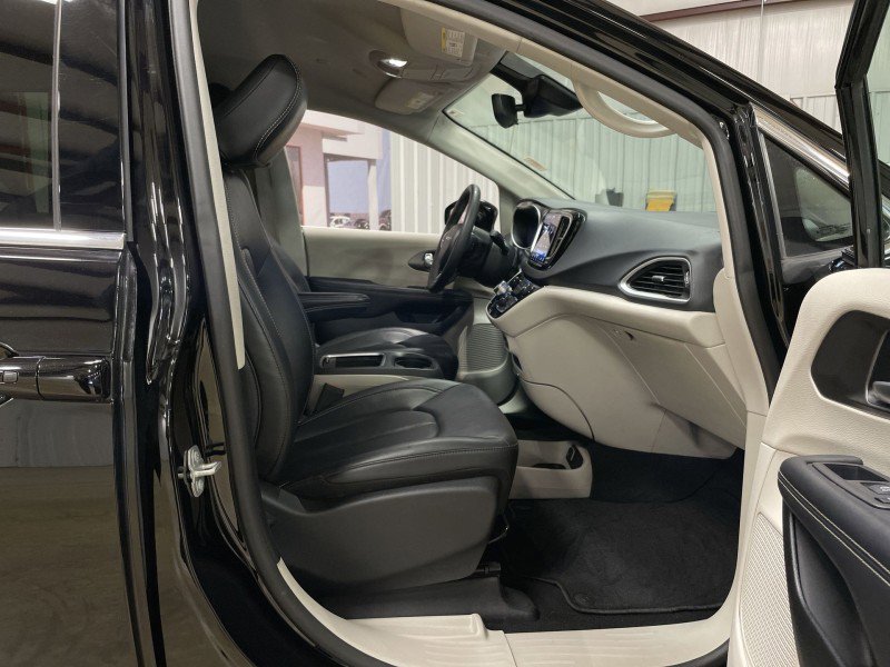 Used 2024 Chrysler Pacifica Touring-L FWD image 29