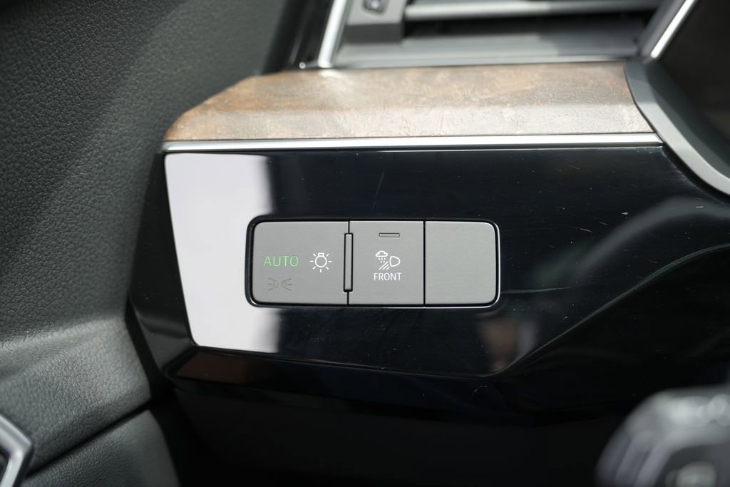 Used 2022 Audi e-tron Premium w/ Convenience Plus Package AWD/4WD image 57