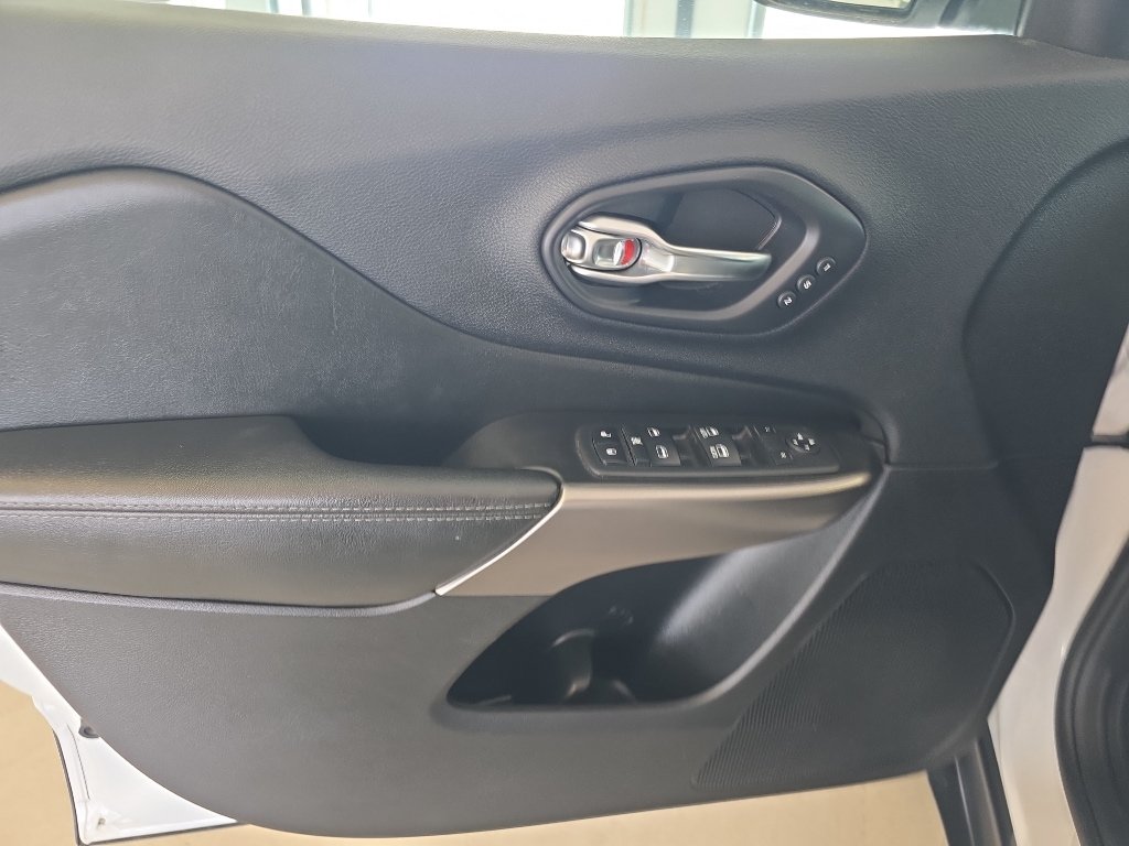 Used 2019 Jeep Cherokee Limited AWD/4WD image 15
