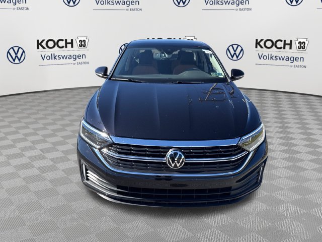 Used 2023 Volkswagen Jetta SEL FWD image 2