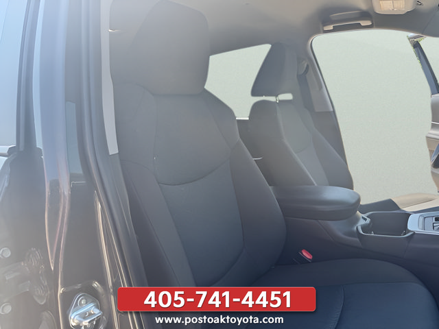 Used 2025 Toyota RAV4 XLE FWD image 22