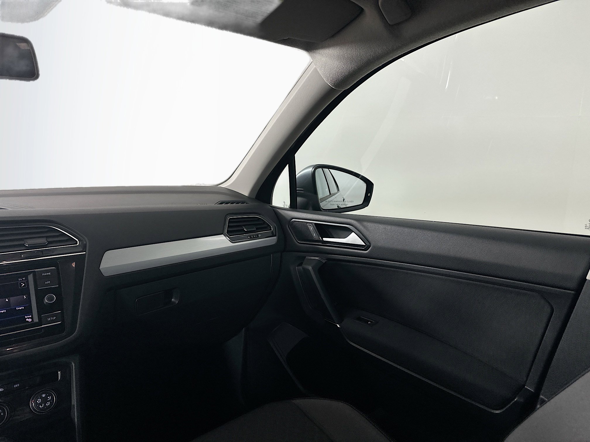 Used 2018 Volkswagen Tiguan S image 28