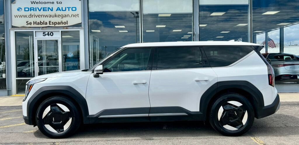 Used 2024 Kia EV9 Light Long Range RWD image 2