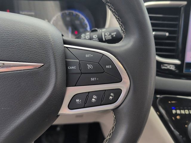 Used 2023 Chrysler Pacifica Touring-L image 21