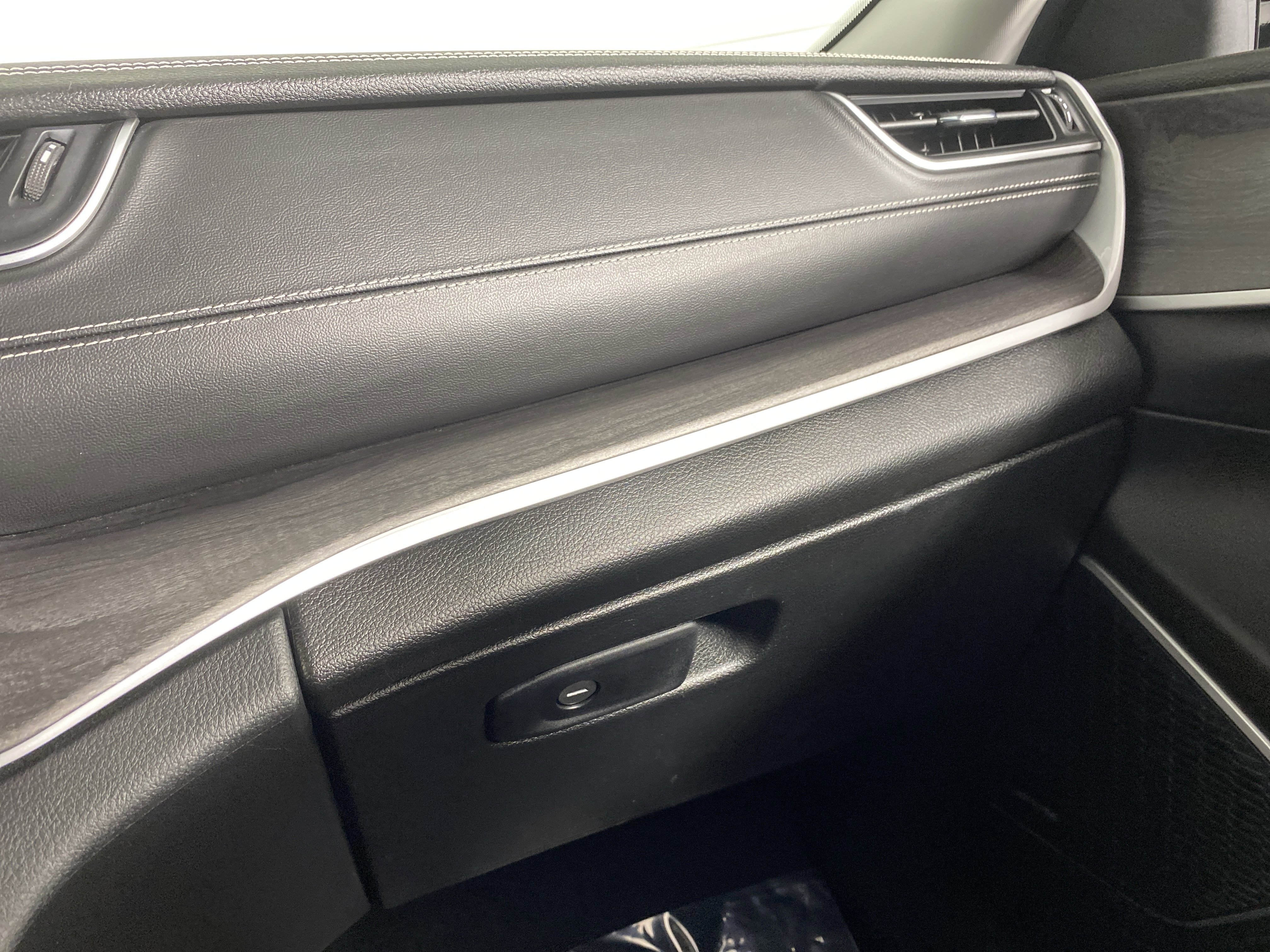Used 2023 Jeep Grand Cherokee Limited AWD/4WD image 40