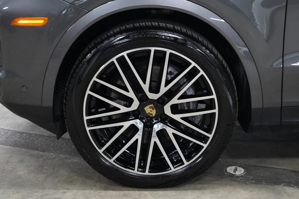 Used 2024 Porsche Cayenne AWD/4WD image 31