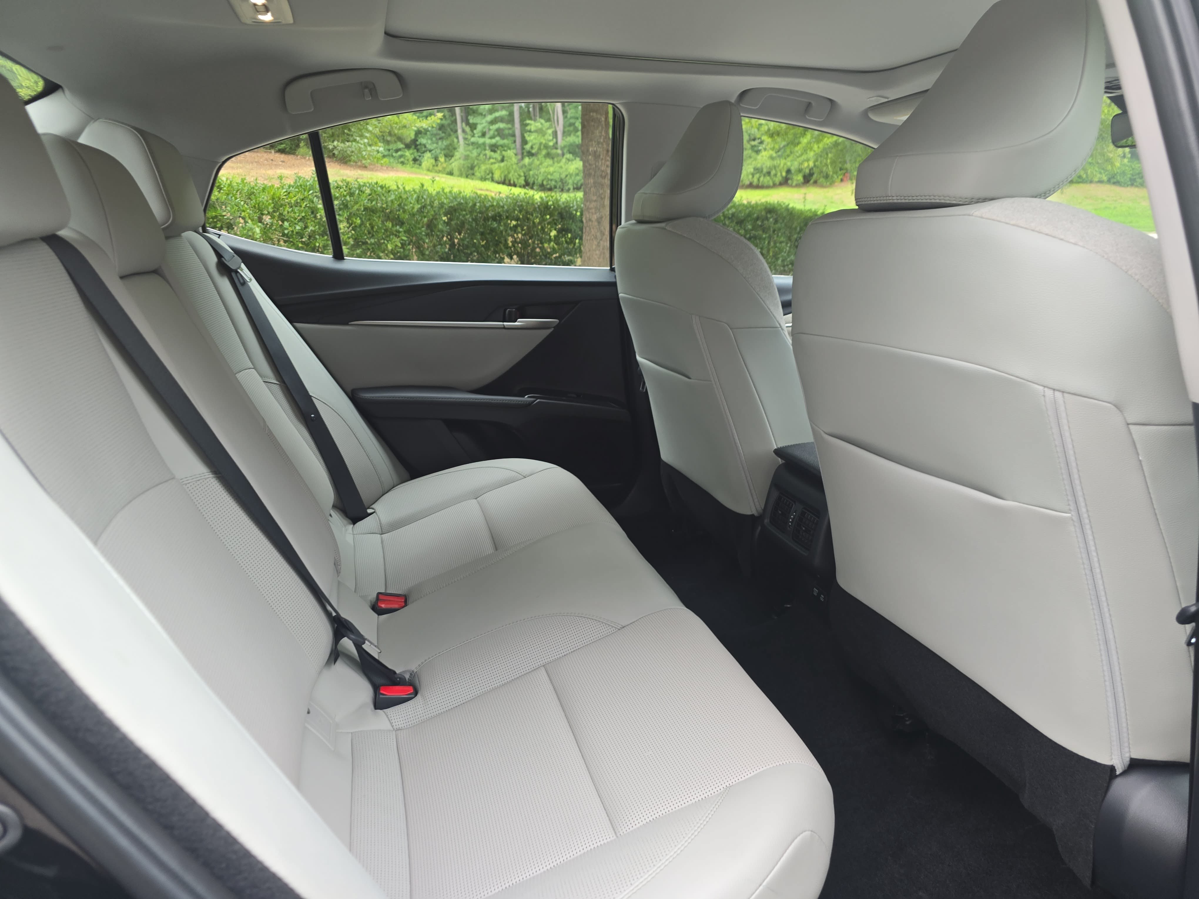 Used 2025 Toyota Camry XLE FWD image 11