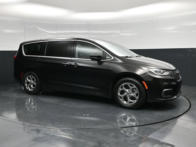 Certified 2024 Chrysler Pacifica Limited FWD image 3