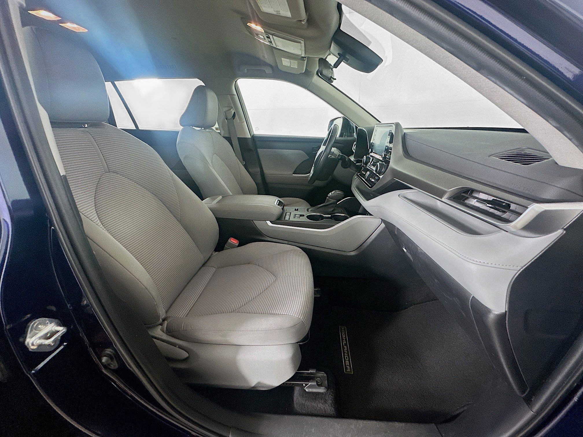 Used 2022 Toyota Highlander LE FWD image 32