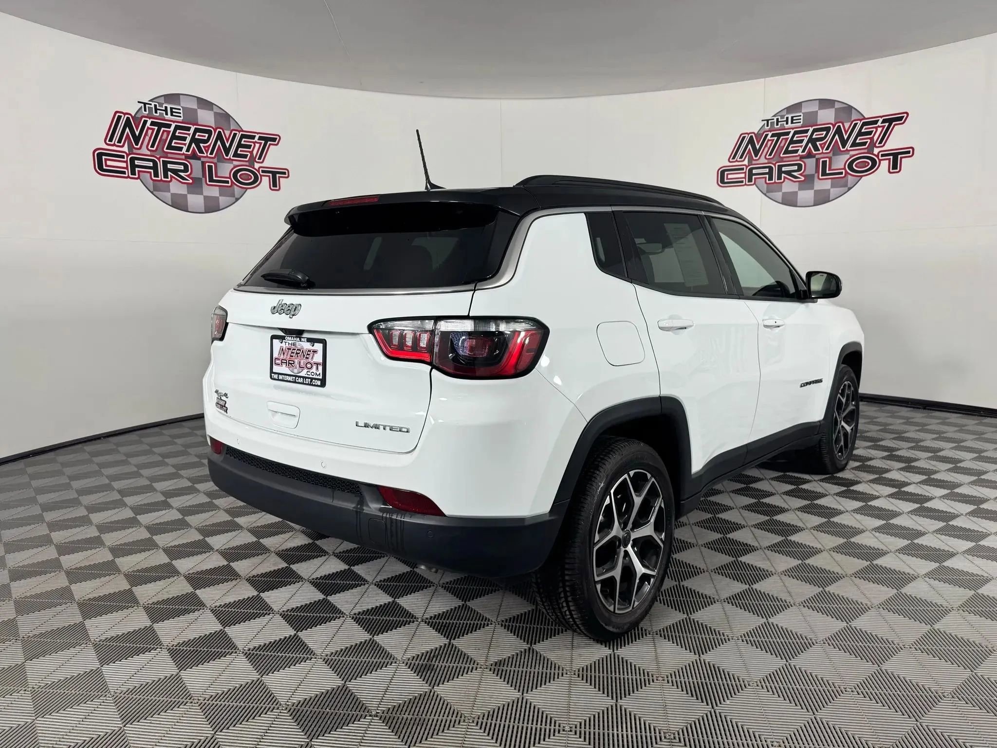 Used 2025 Jeep Compass Limited image 7
