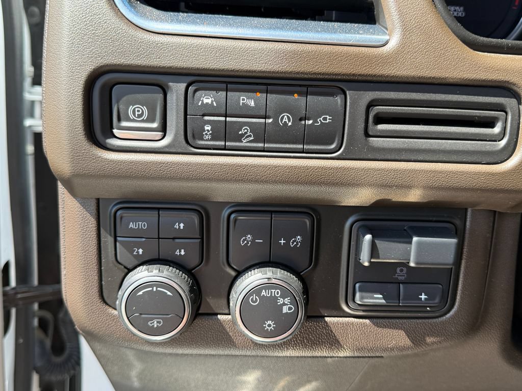 Used 2021 Chevrolet Tahoe Z71 w/ Luxury Package AWD/4WD image 17