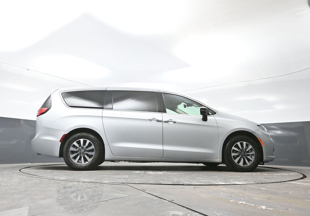 Used 2024 Chrysler Pacifica Select image 50