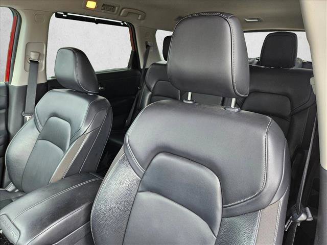 Used 2022 Nissan Pathfinder SL w/ Lighting Package (N92) FWD image 12