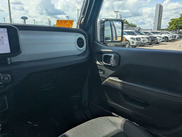 Used 2025 Jeep Wrangler Unlimited Sahara AWD/4WD image 15