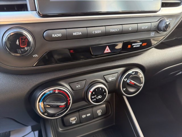 Certified 2025 Hyundai Venue SE image 25