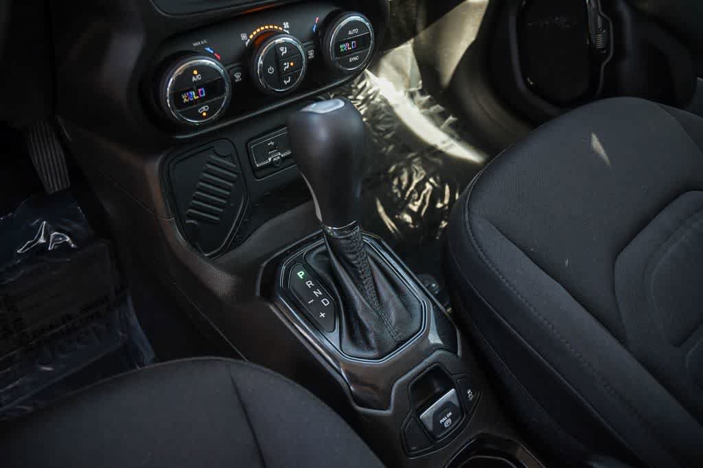 Used 2017 Jeep Renegade Altitude FWD image 19