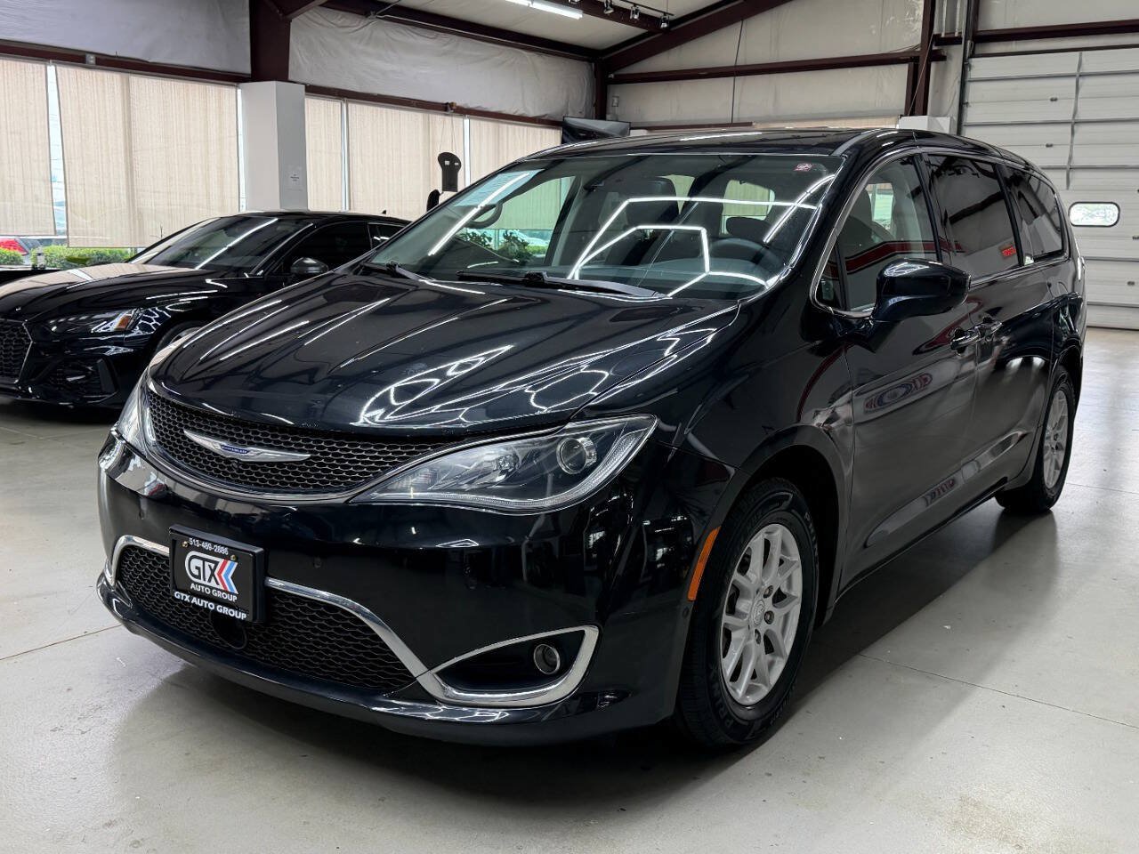Used 2020 Chrysler Pacifica Touring w/ Advanced Safetytec Group FWD image 5