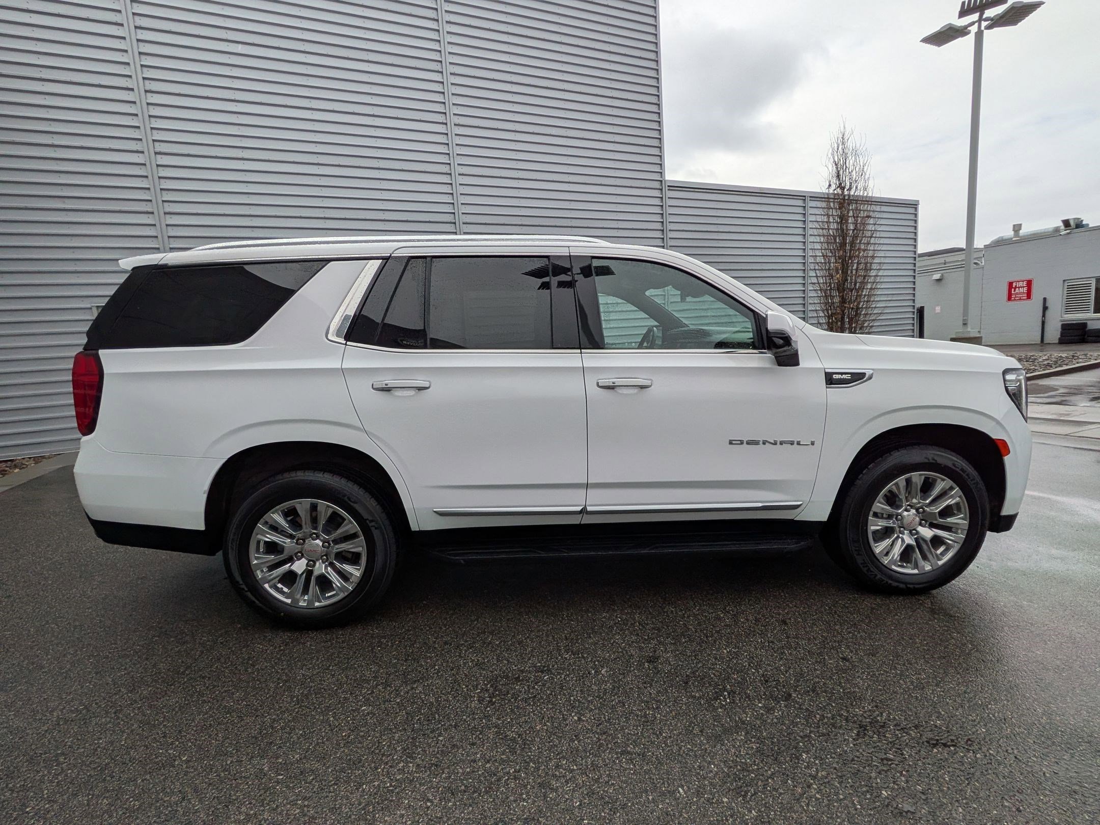 Used 2023 GMC Yukon Denali image 2