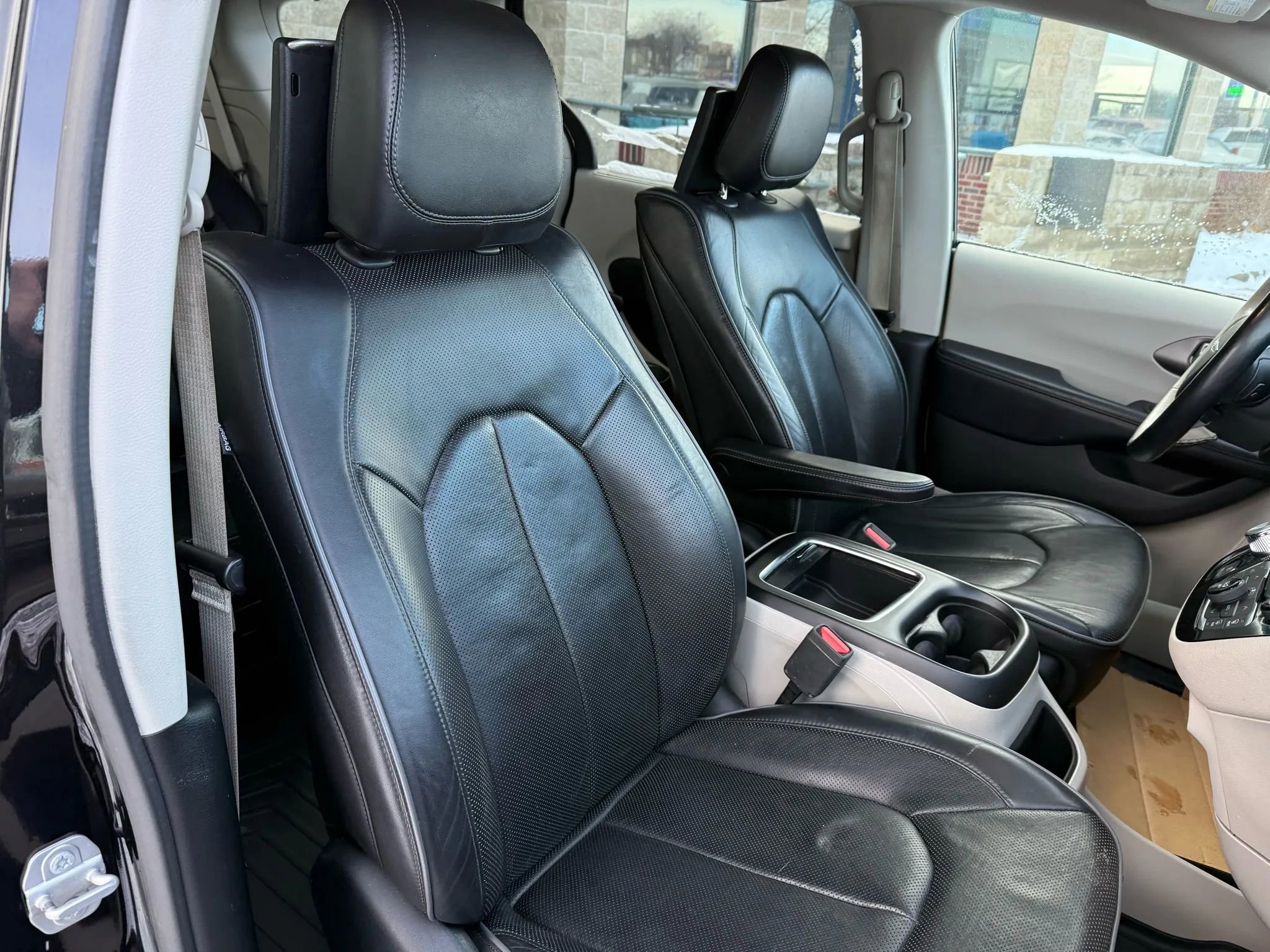 Used 2018 Chrysler Pacifica Limited w/ Tire & Wheel Group FWD image 40