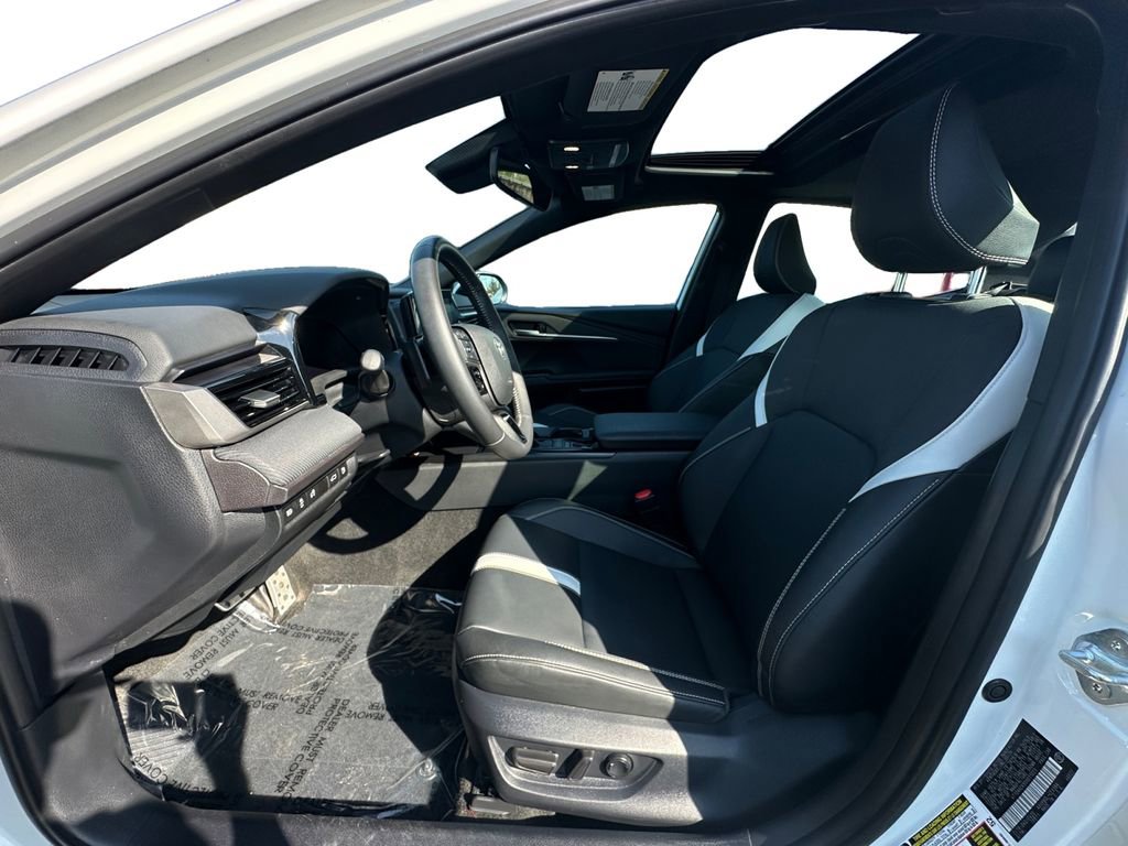 Used 2025 Toyota Camry SE w/ Convenience Package image 9