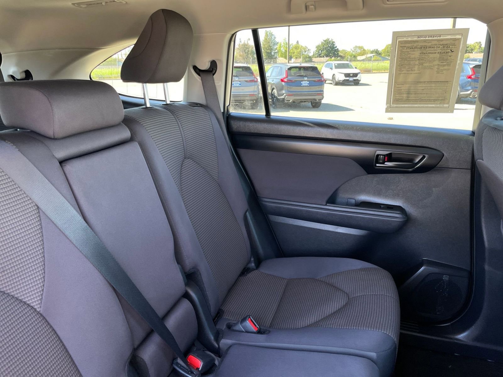 Used 2025 Toyota Highlander LE FWD image 39