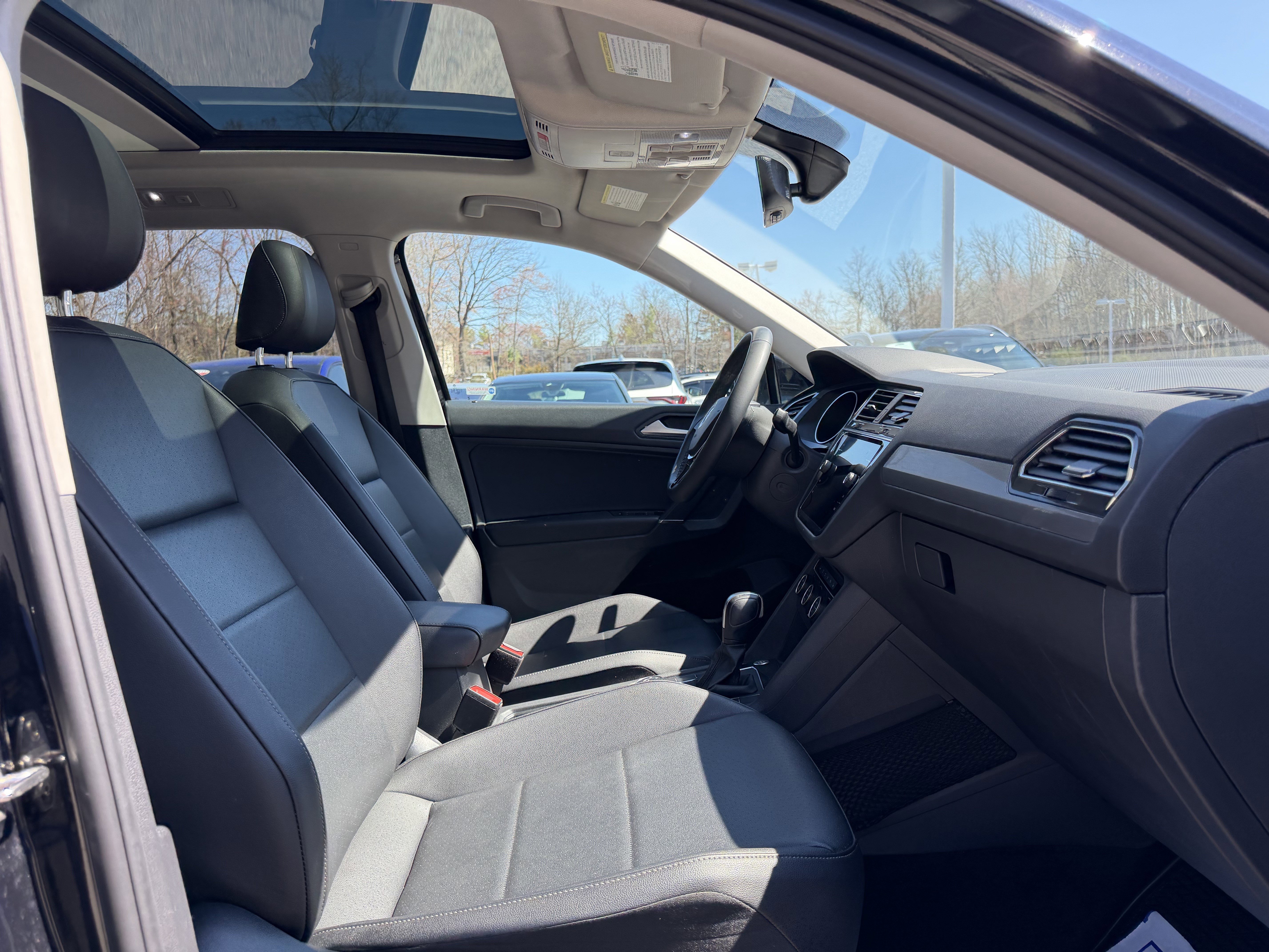 Used 2020 Volkswagen Tiguan SE w/ Panoramic Sunroof Package image 16
