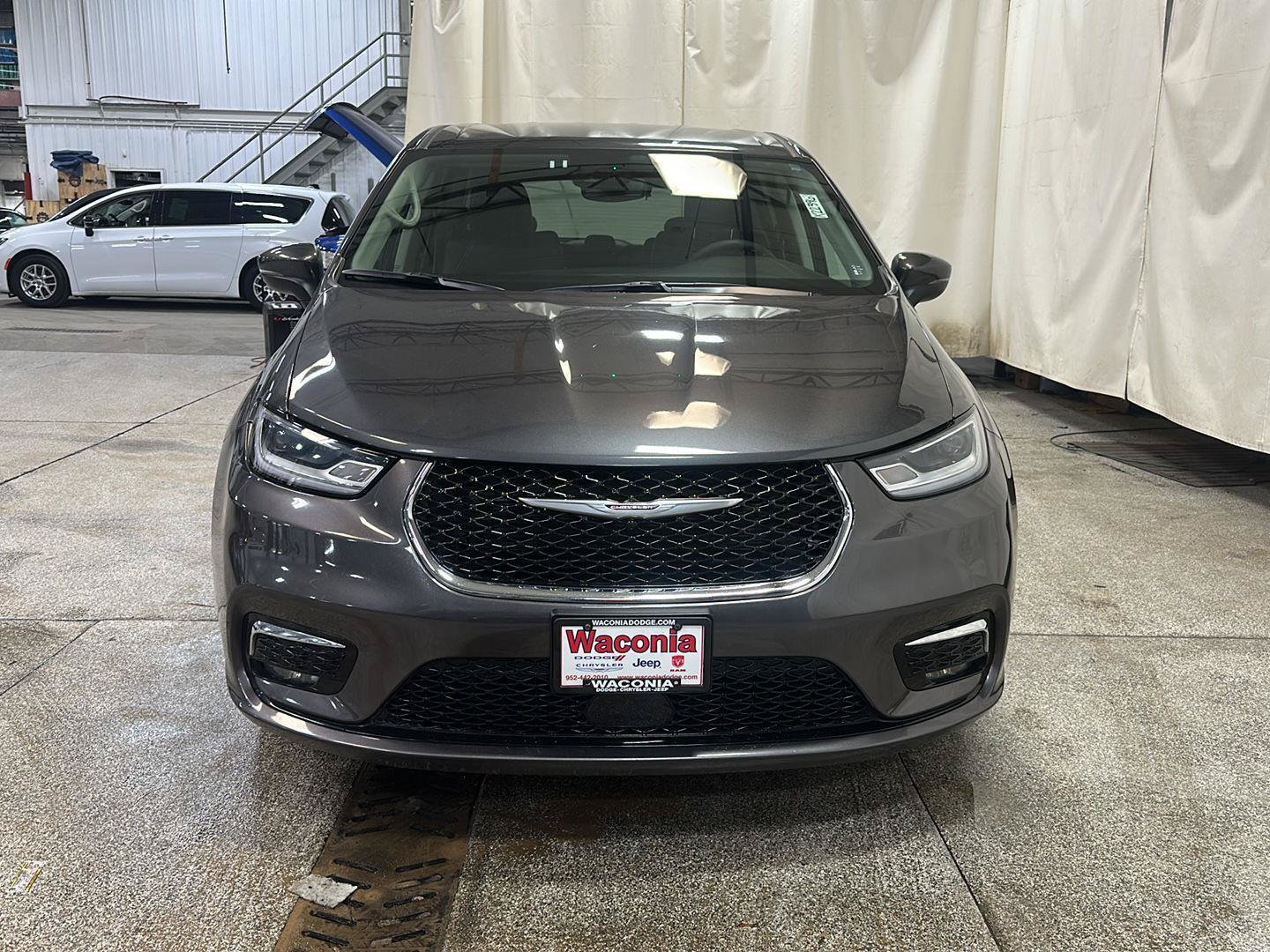 Used 2023 Chrysler Pacifica Touring-L FWD image 8