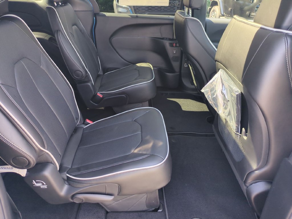 New 2027 Chrysler Pacifica Limited w/ Family Tech Group FWD image 35
