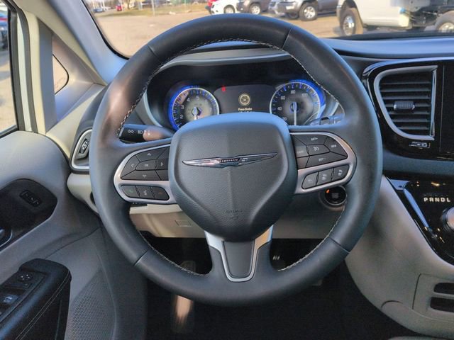 Used 2024 Chrysler Pacifica Touring-L image 18