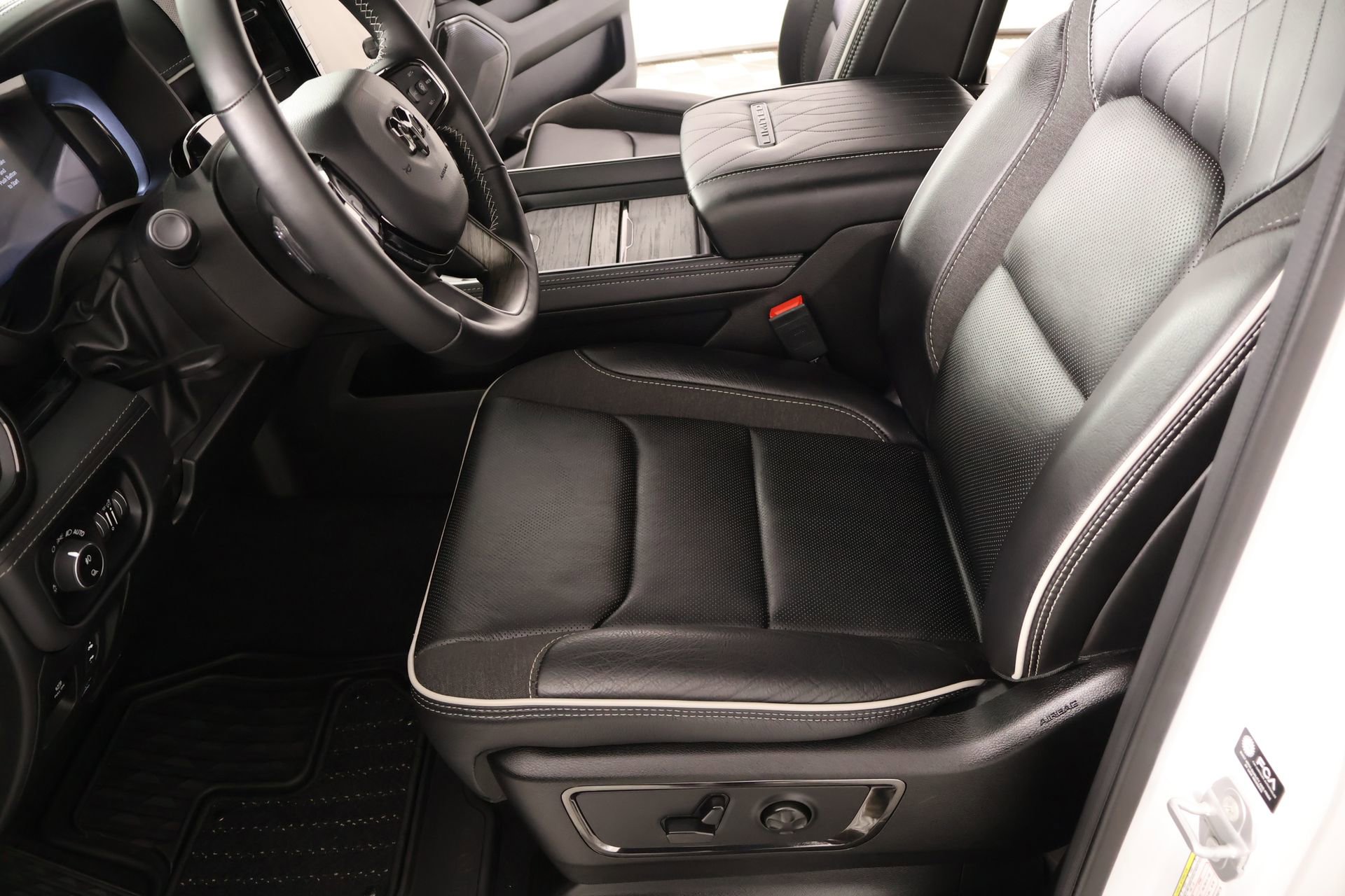 Used 2025 RAM 1500 Limited AWD/4WD image 12