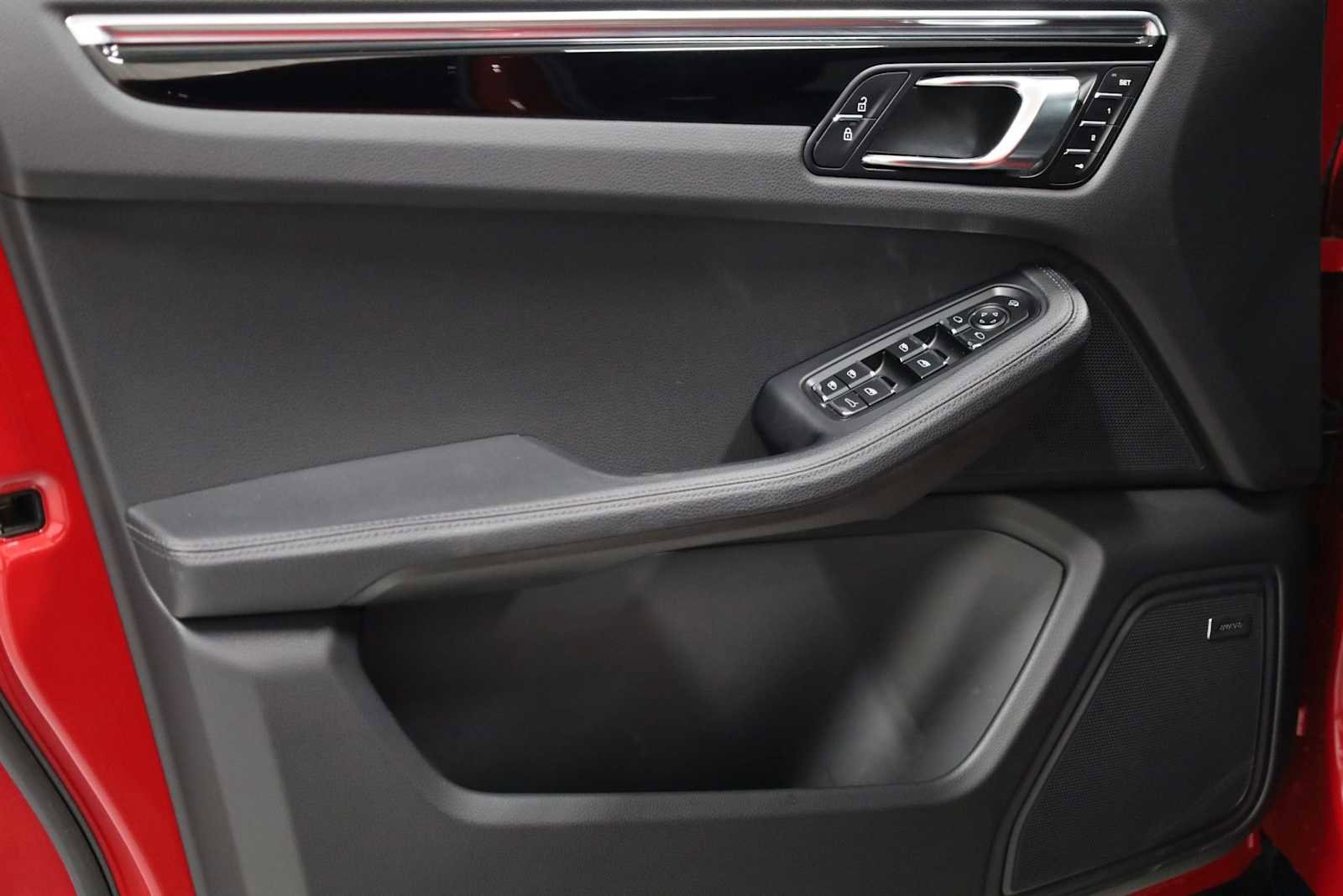 Certified 2025 Porsche Macan image 16