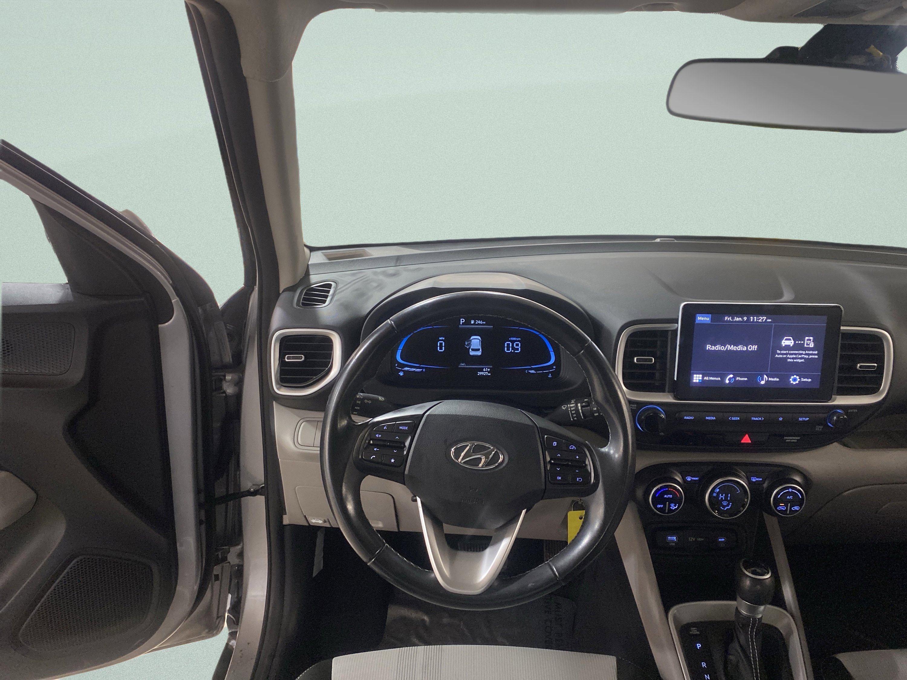 Used 2023 Hyundai Venue SEL image 17