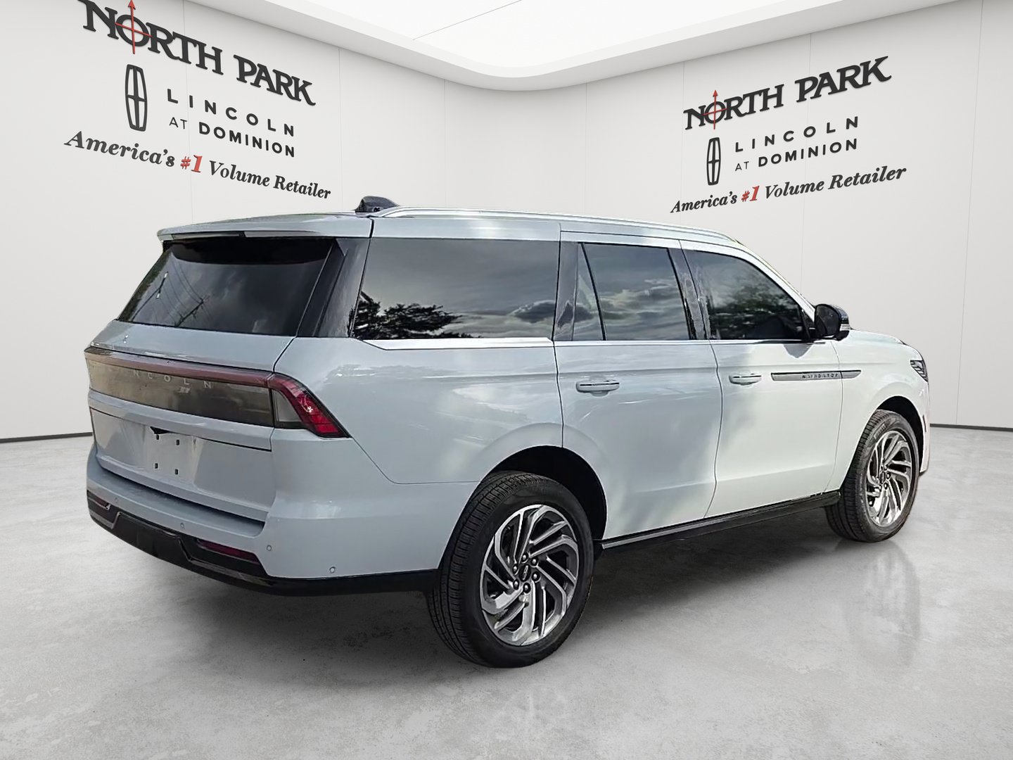 Used 2025 Lincoln Navigator Reserve AWD/4WD image 5