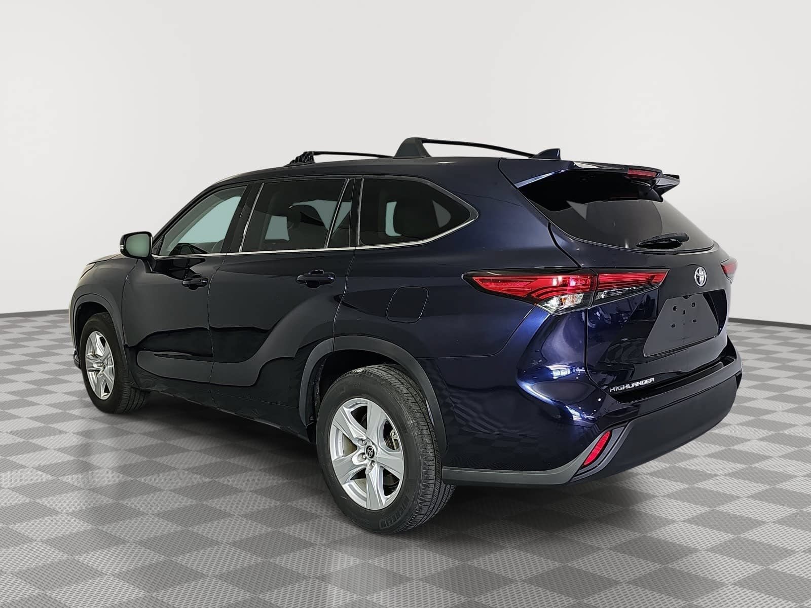 Used 2021 Toyota Highlander L FWD image 6