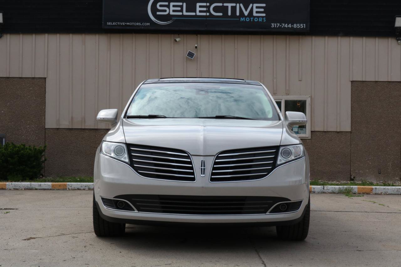 Used 2019 Lincoln MKT AWD image 2