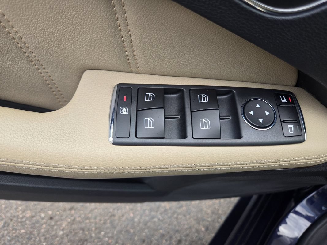Used 2011 Mercedes-Benz E 350 4MATIC Sedan image 17