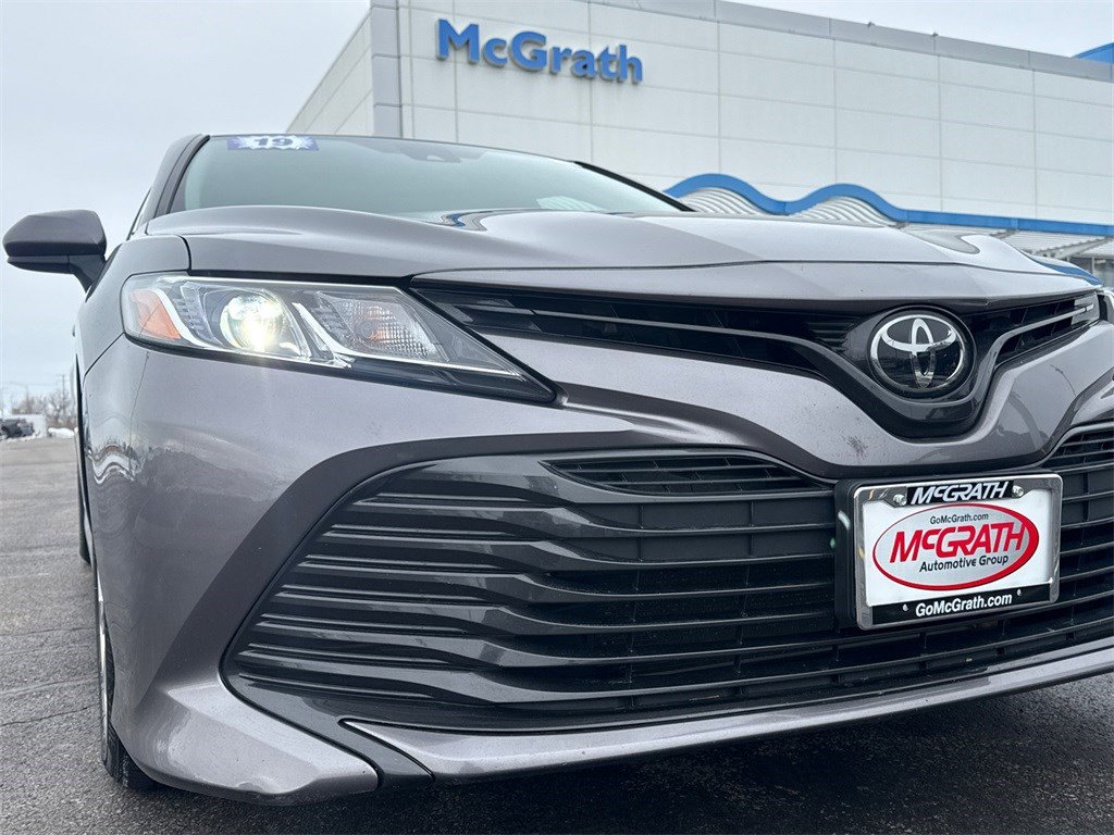 Used 2019 Toyota Camry LE image 11