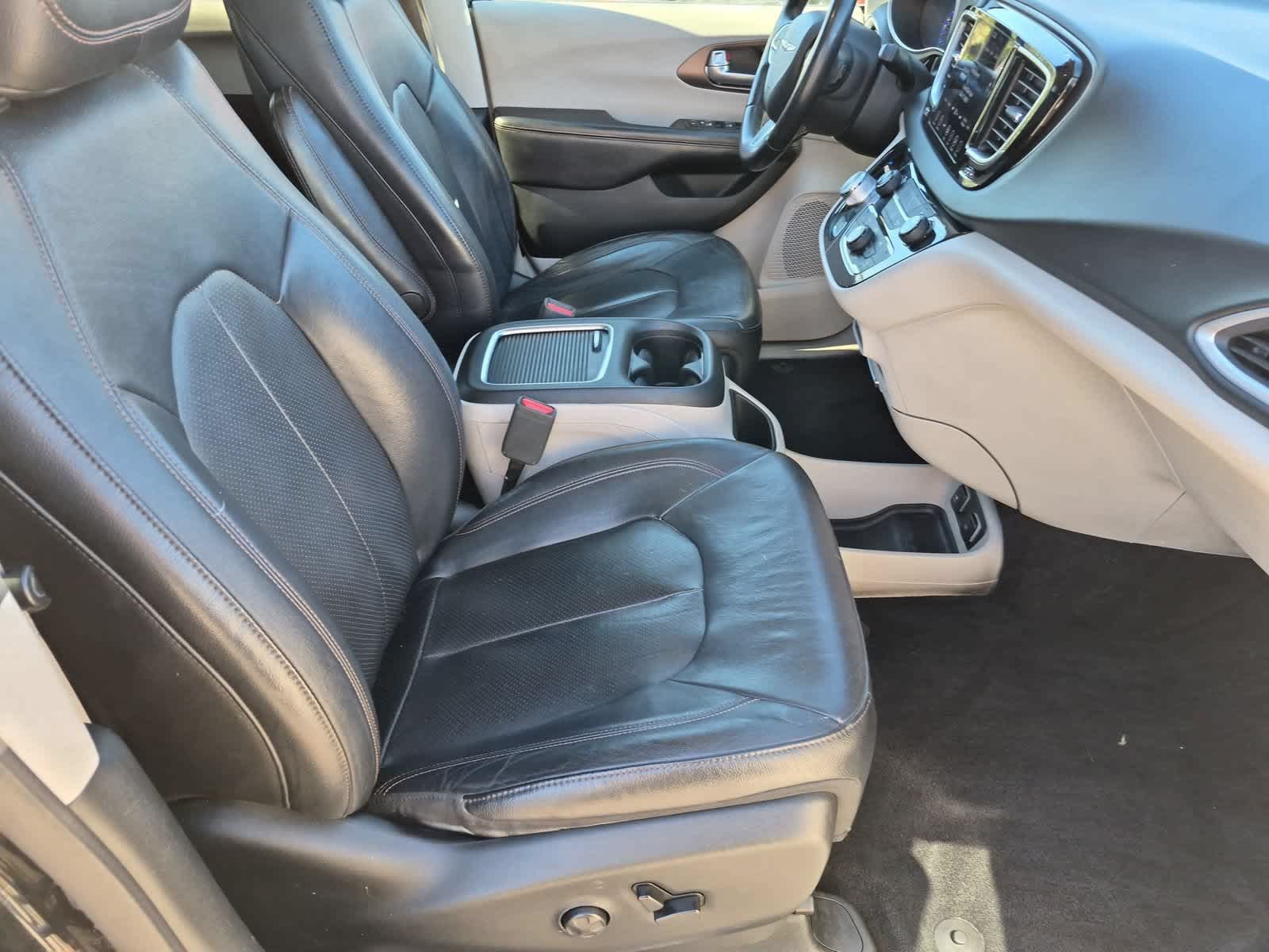 Used 2018 Chrysler Pacifica Touring-L Plus FWD image 21