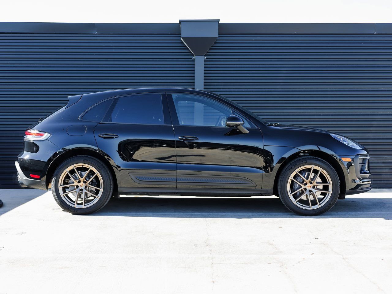 Certified 2025 Porsche Macan image 6